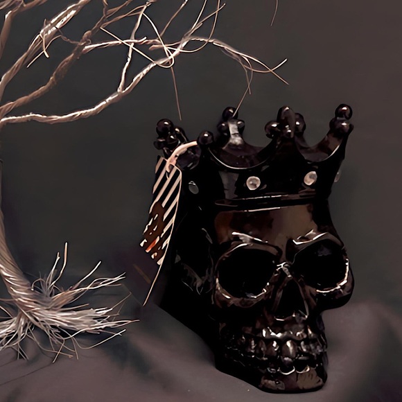 Sculpted Black Skull With Crown Candle Halloween shiney with rhinestones - Picture 1 of 5